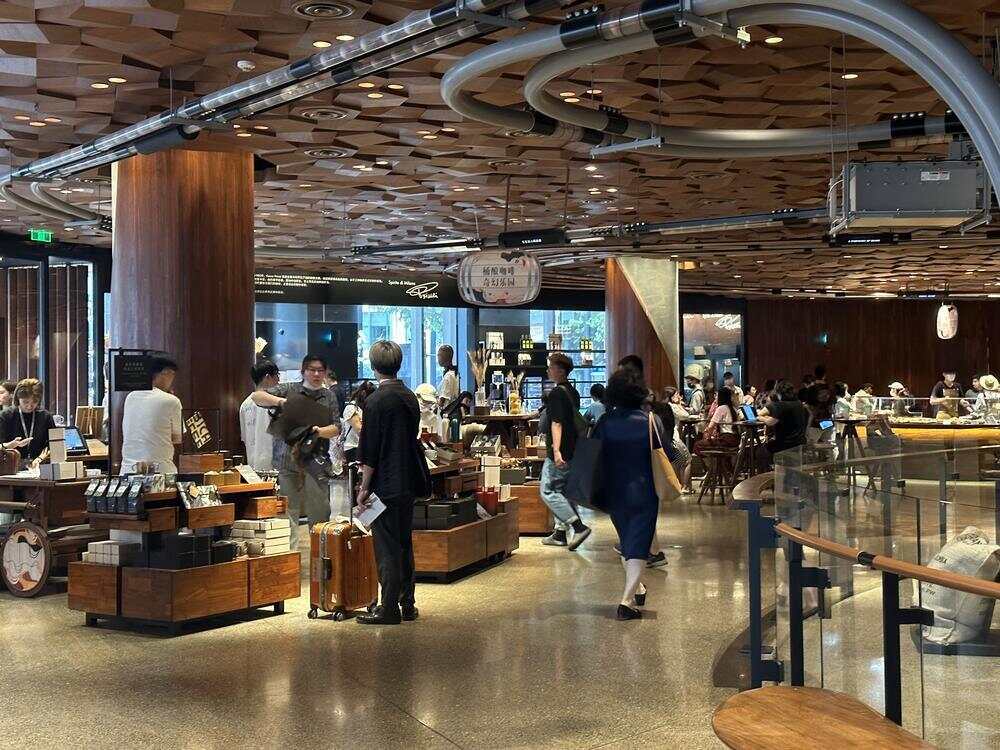 站在“十字路口”的星巴克(图2)